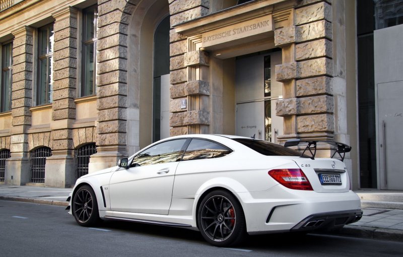 Белый Мерседес AMG