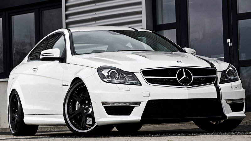 Mercedes Benz c63 AMG белый