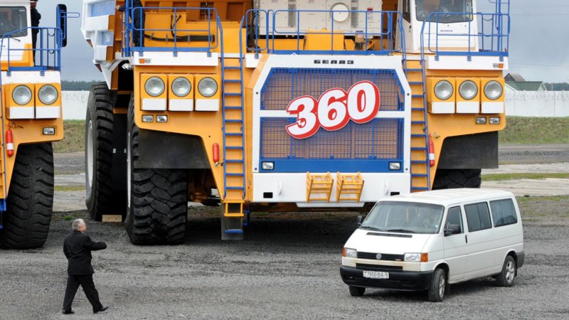 Карьерный самосвал КАМАЗ 220 тонн