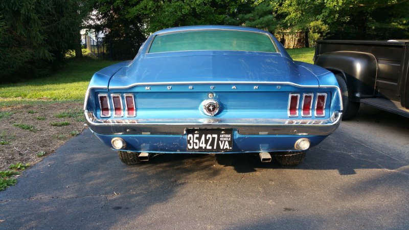 Ford Mustang купе модели 1967 года