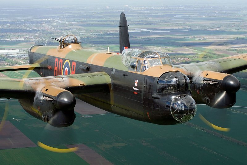 Lancaster бомбардировщик