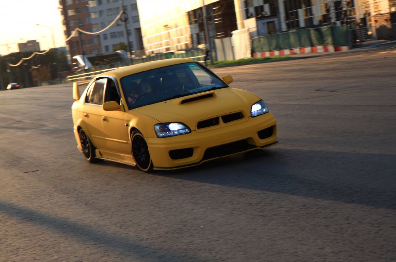 Subaru Legacy b4 жёлтый