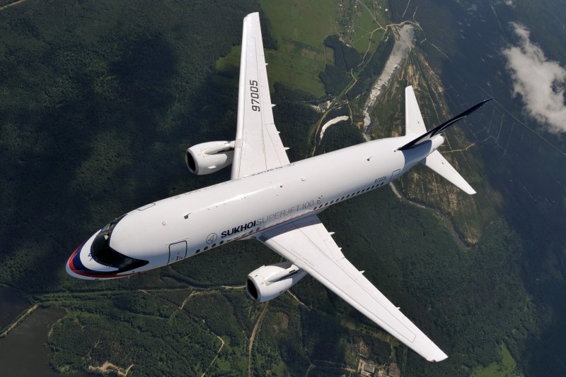 SSJ-100 самолет