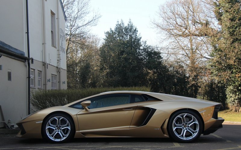 Lamborghini Aventador LP-4 золотистый