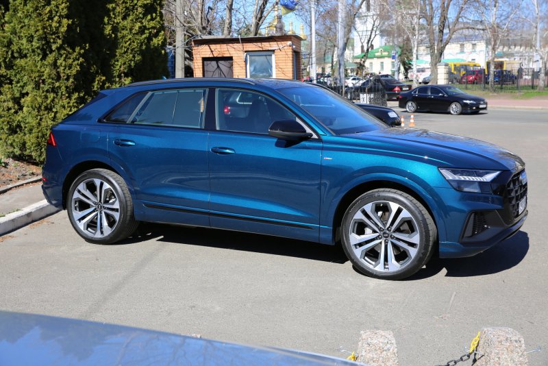 Audi q8 синий