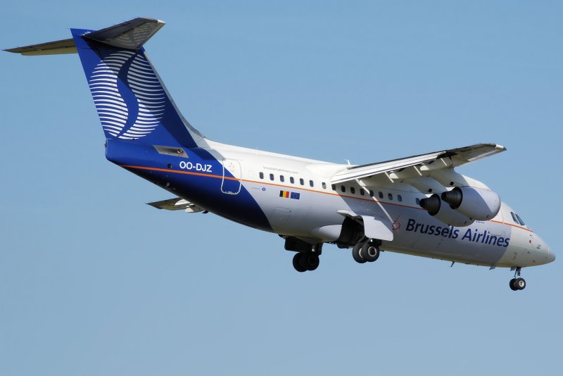 Avro rj85 крупный план шасси