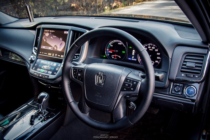 Toyota Crown athlete Hybrid