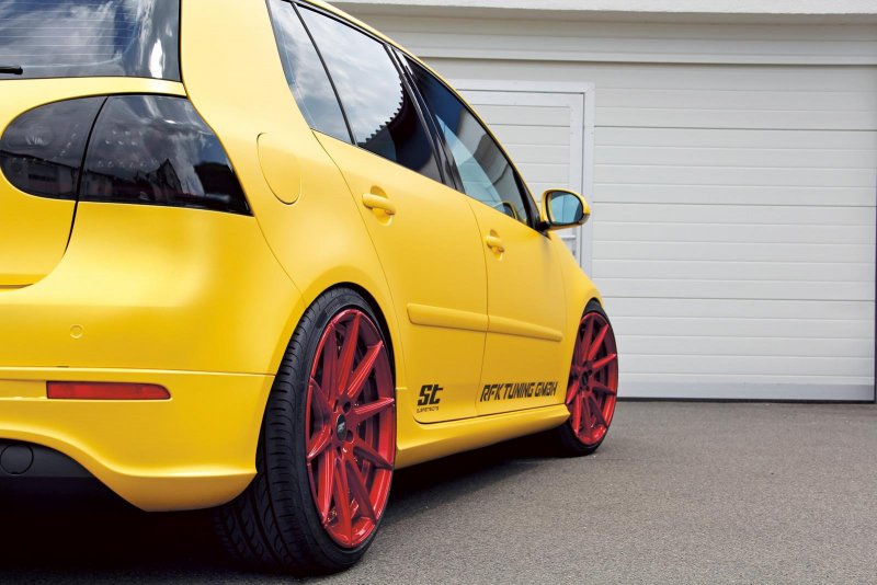 VW Golf mk5 желтый