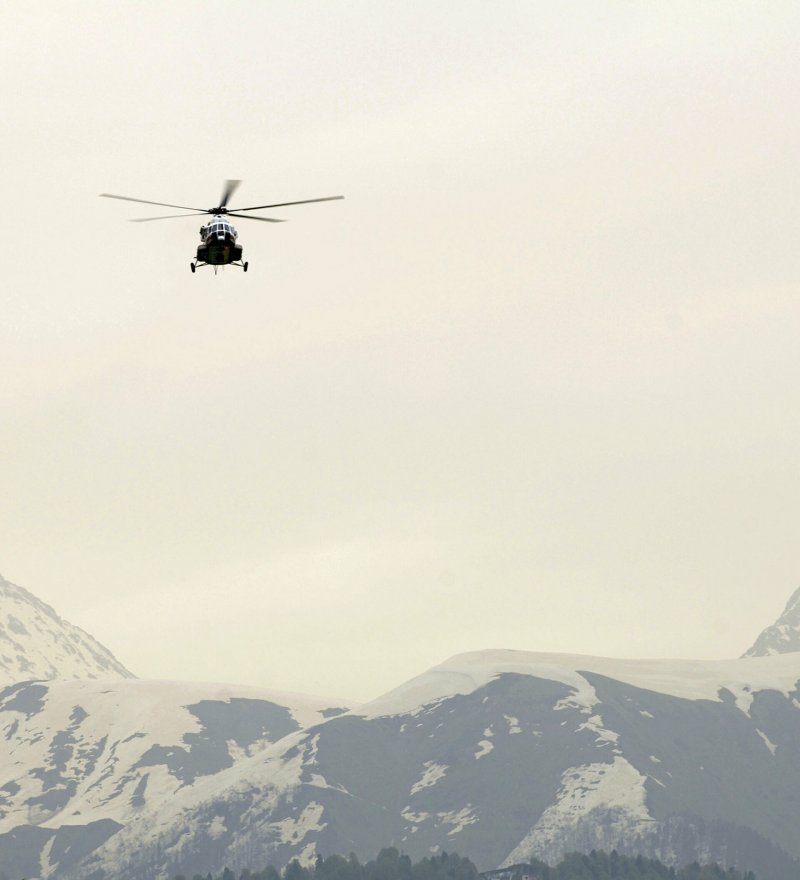 Узбекистан вертолет над горами