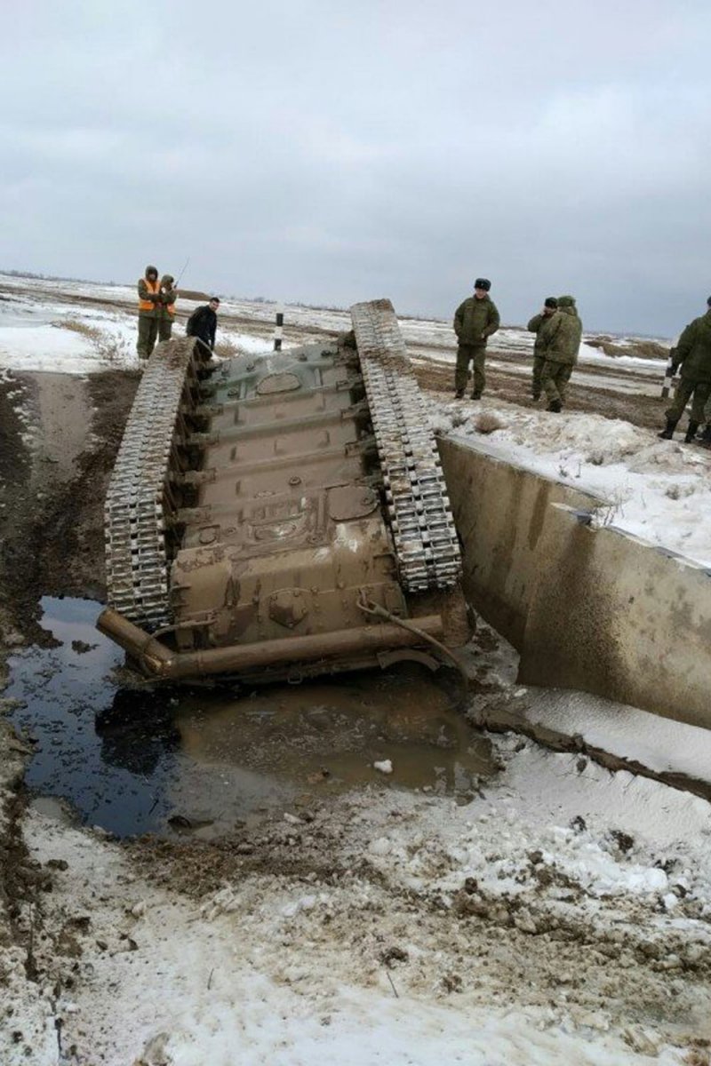 Танк т 72 в грязи