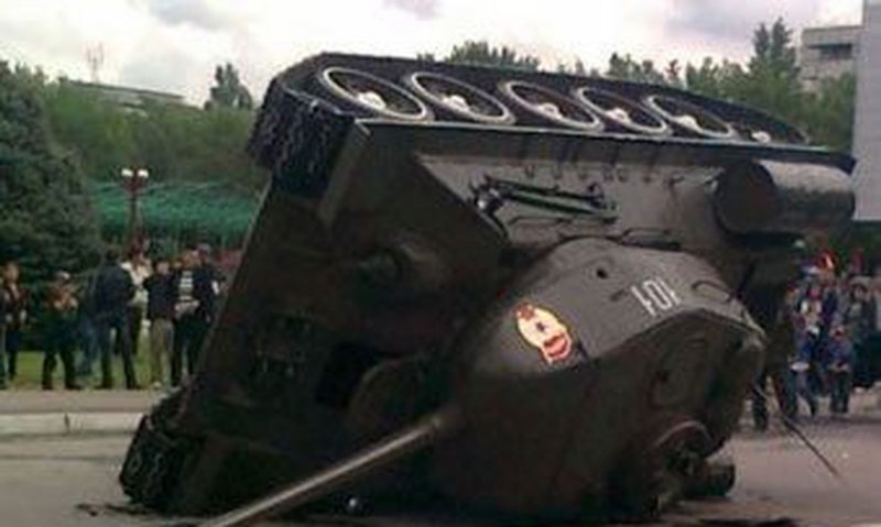 Украина перевернувшийся танк