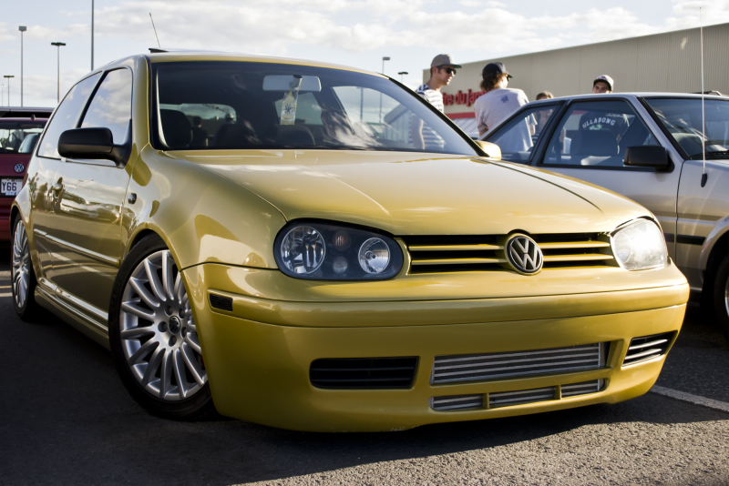 Фольксваген Golf 4 золотой