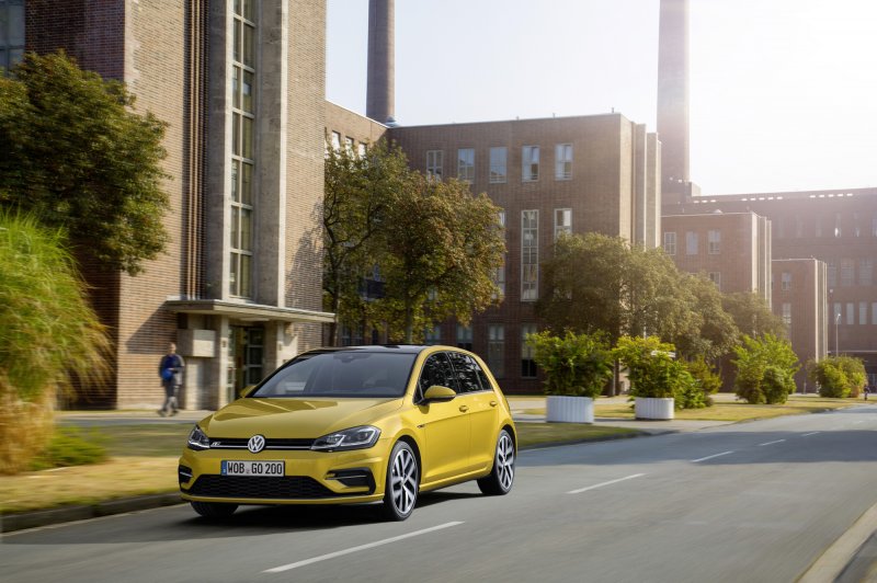Volkswagen Golf желтый