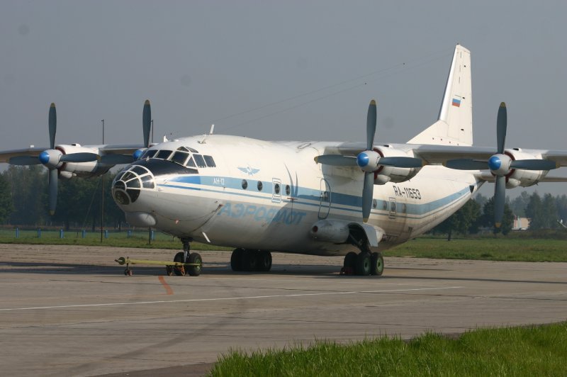Военно транспортный самолёт АН 12 на взлёте