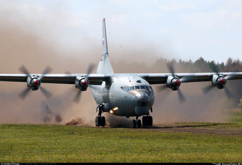 АН-12 RF-95685
