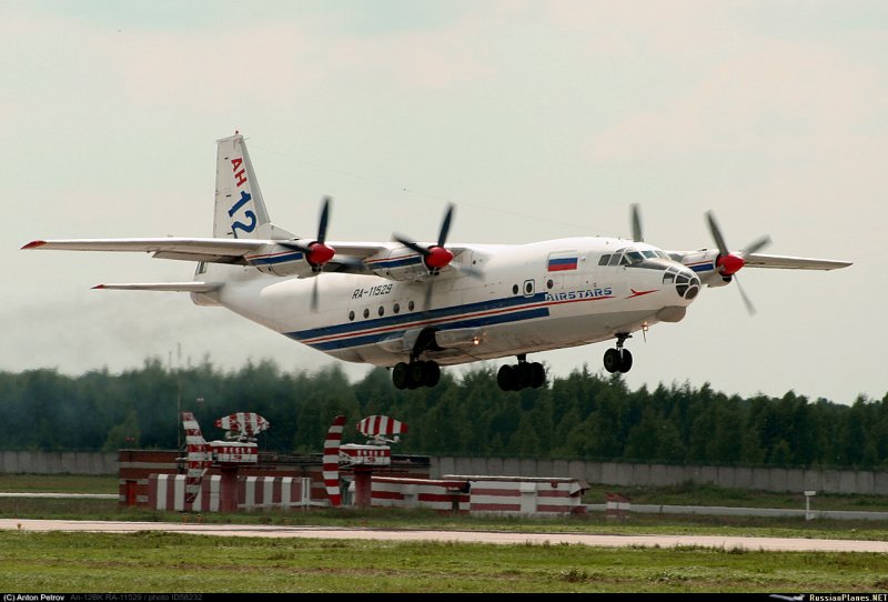 АН 12 взлетает в Левашово