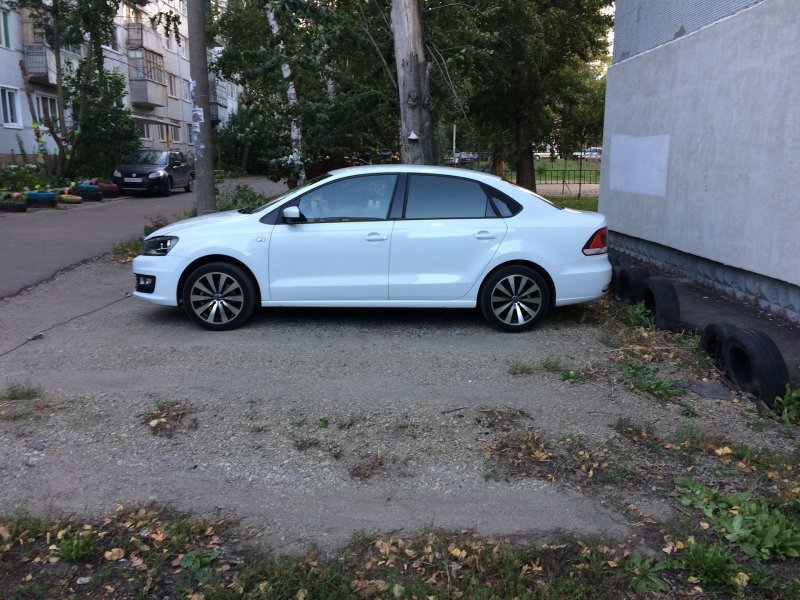 VW Polo белый r16