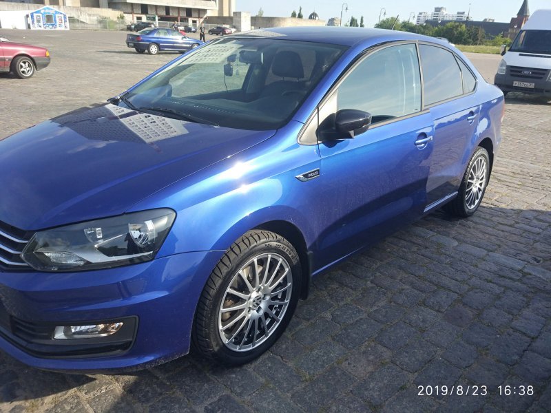 Синий Volkswagen Polo r16