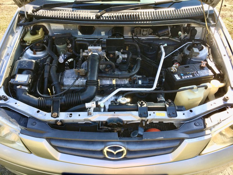 Mazda Demio, 2000 капот