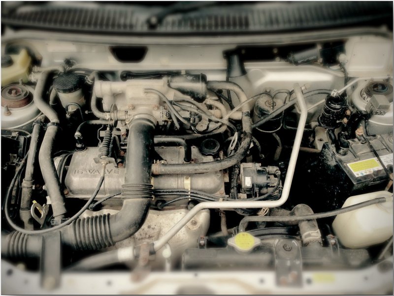 Mazda Demio 1998 моторный отсек