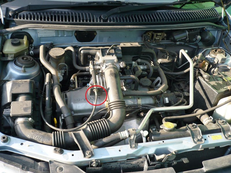 Mazda Demio 1998 моторный отсек
