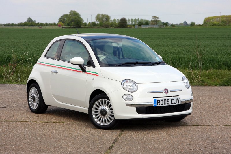 Четырехдверный хэтчбек Fiat 500