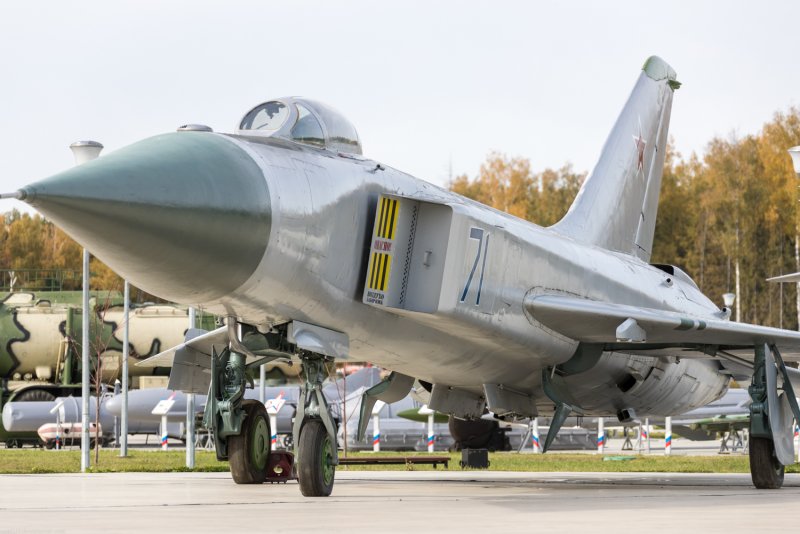 Истребитель-перехватчик Су-15