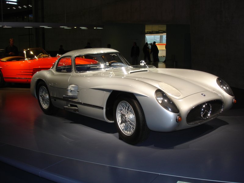 Мерседес 1956 года серебро стрела 300 SLR