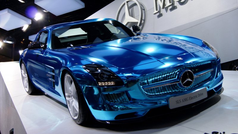 Голубой купе Mercedes SLS