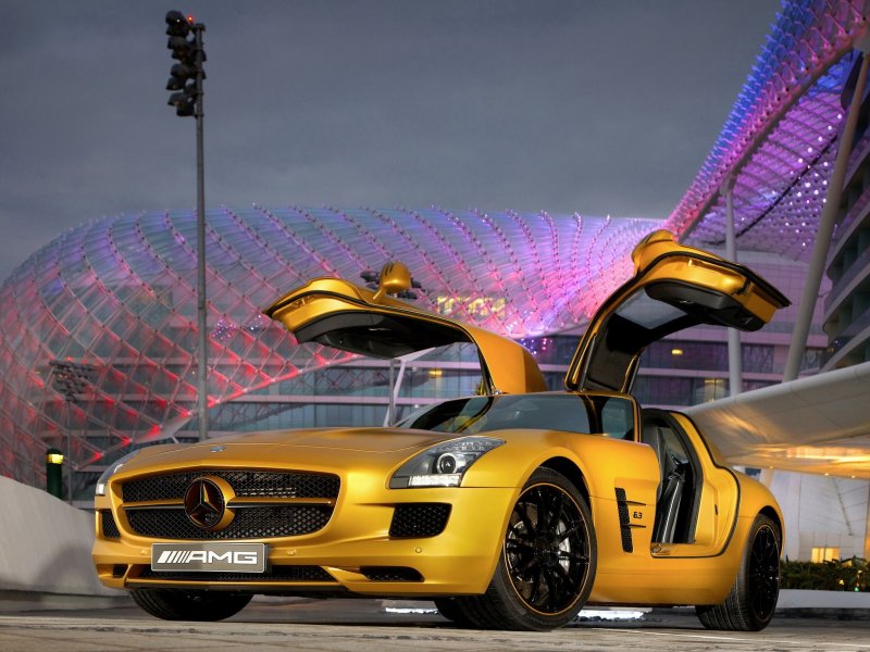 Золотой Mercedes-Benz SLS AMG.
