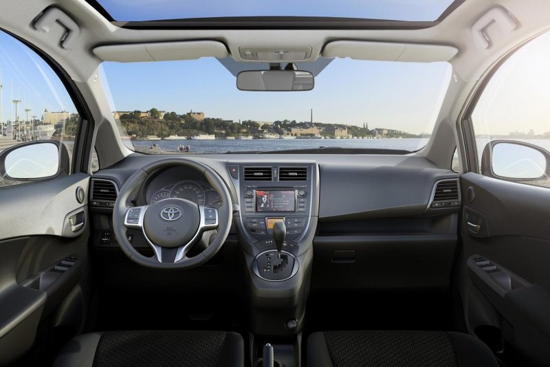 Toyota Verso 2012 салон