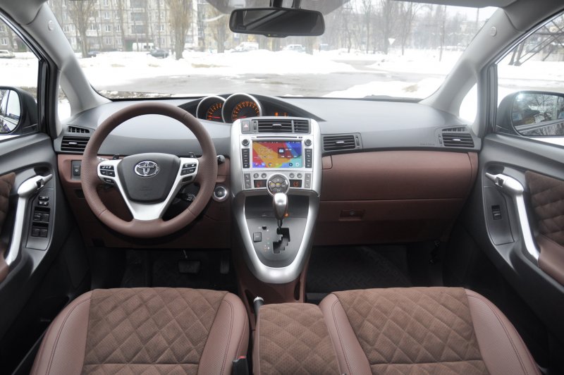 Toyota Verso 2011 салон
