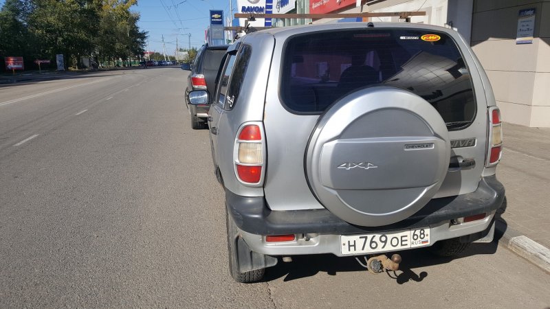 Шевроле Нива с колесом сзади
