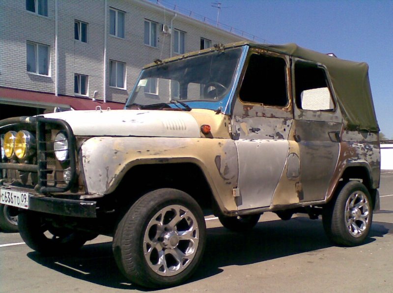 УАЗ 469 белого цвета