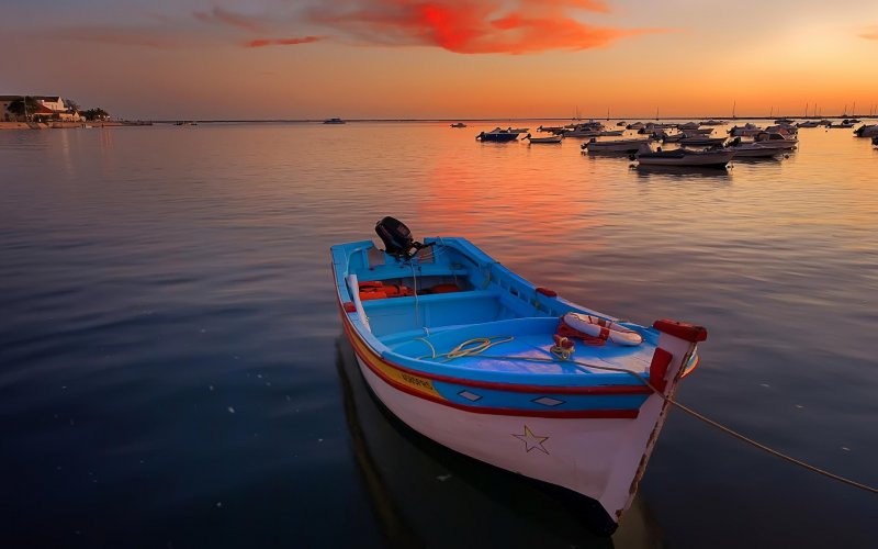 Друзья море в лодка