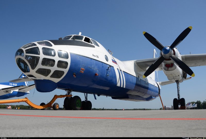 АН-30 пассажирский самолёт