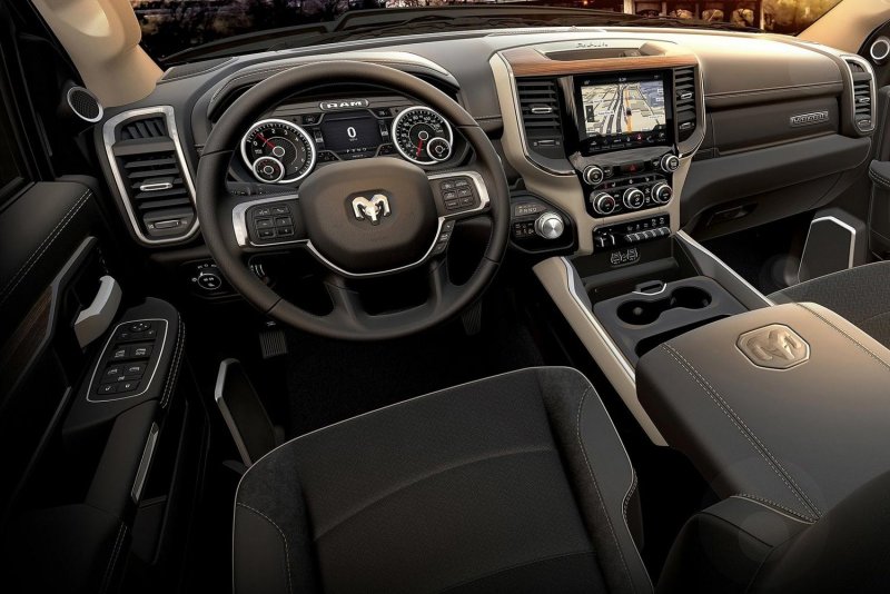 Dodge Ram 1500 Rebel салон