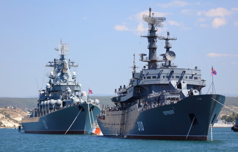 Корабль Смольный в море