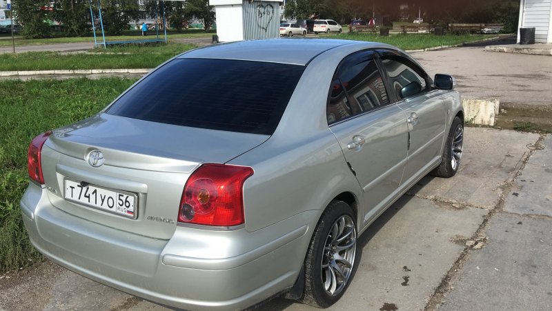 Авенсис 2004 года 1.8