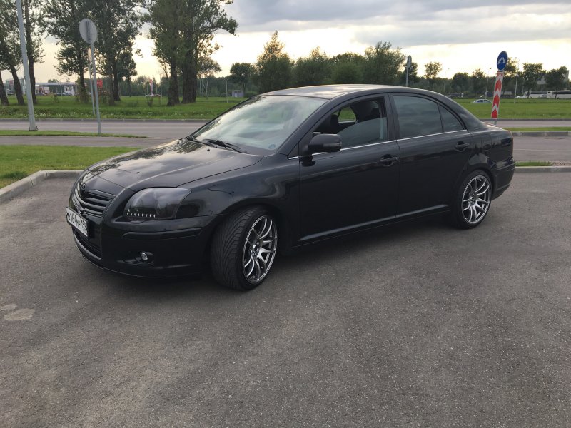 Toyota Avensis 2007 с черными дисками