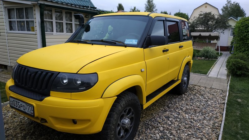 Желтый УАЗ Патриот