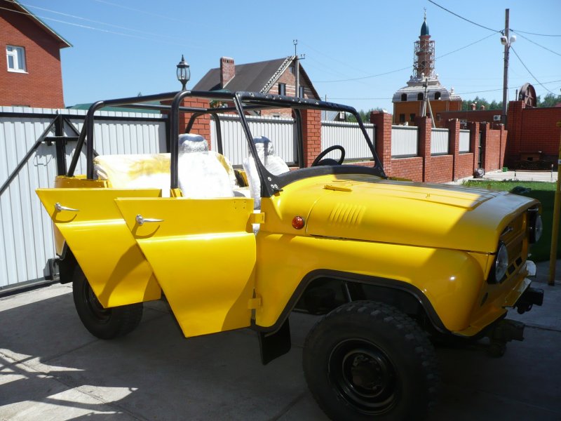 Желтый УАЗ тентовый