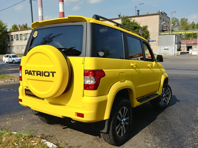 Желтый УАЗ Патриот