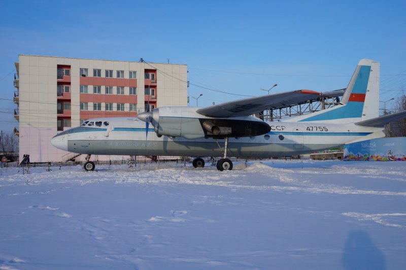 Памятник в аэропорту Якутска
