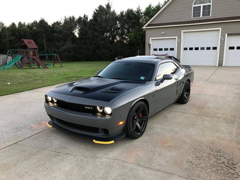 Dodge Challenger на больших колесах