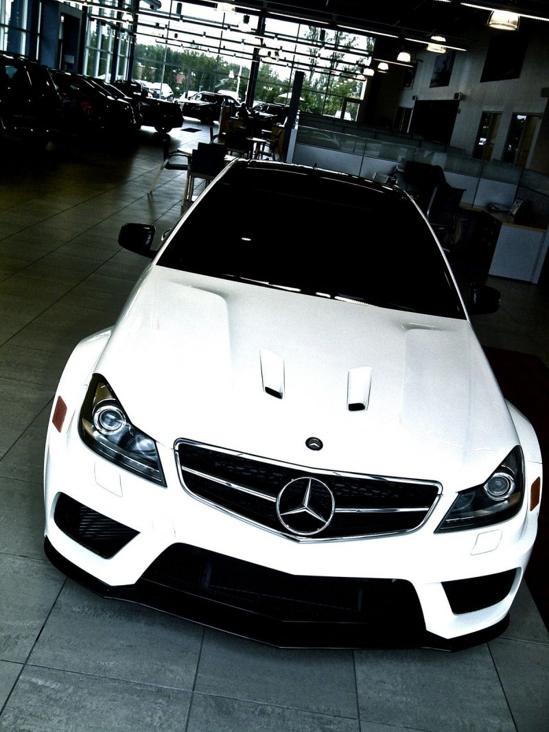 Мерседес c63 AMG В темноте