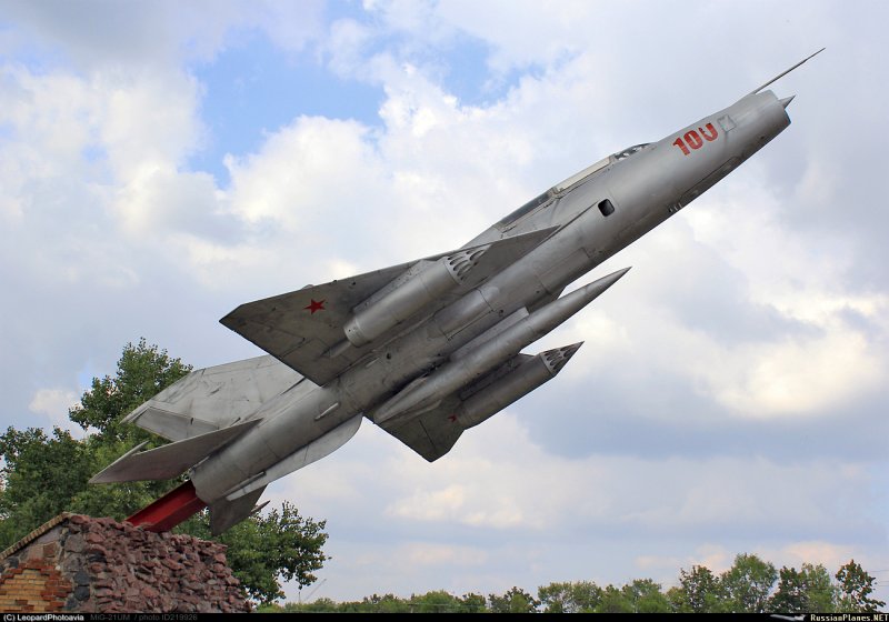 Самолёт-памятник «миг-21ум» Бутурлиновкка