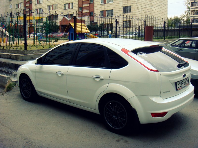 Ford Focus 2 хэтчбек белый