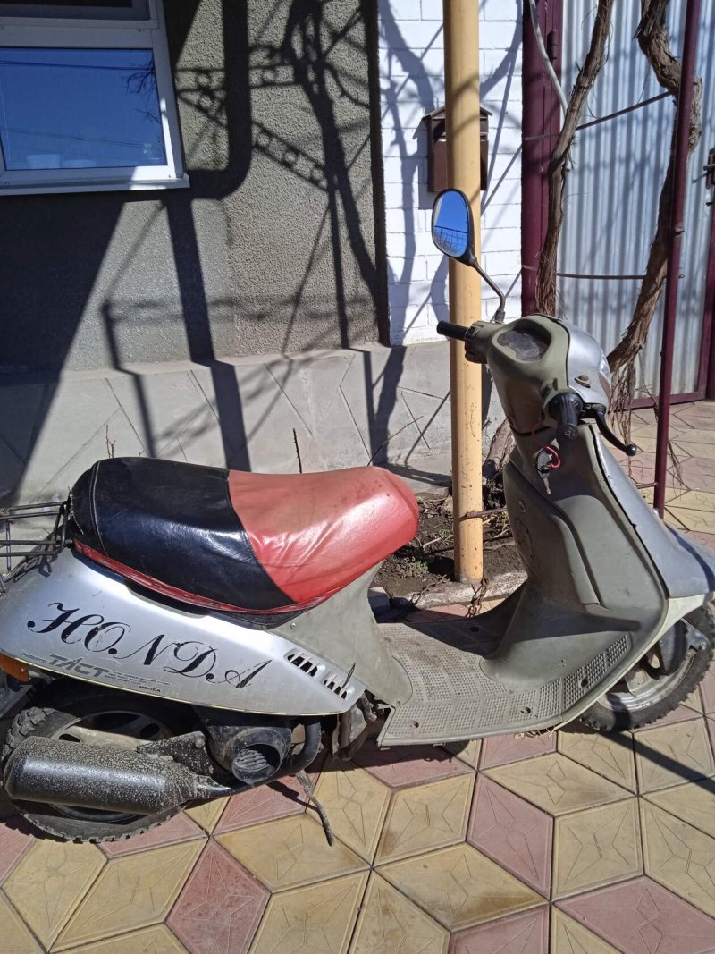 Фото на мопеде во дворе