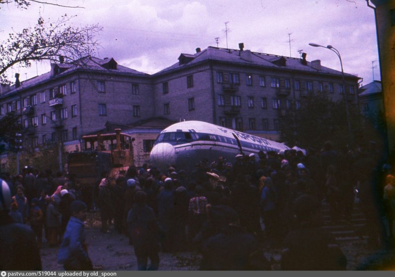 Ил-18 на улице Малышева Свердловск 1977 год